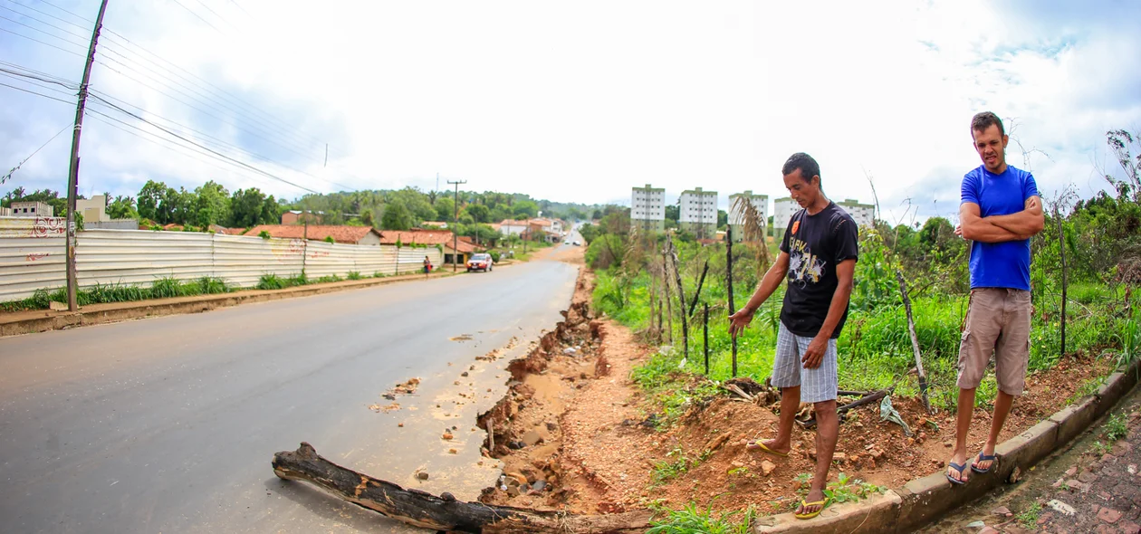 Moradores interditando trecho com buraco