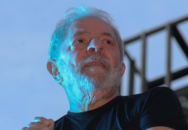 O ex-presidente Lula participa do ato em sua defesa na Praça da República