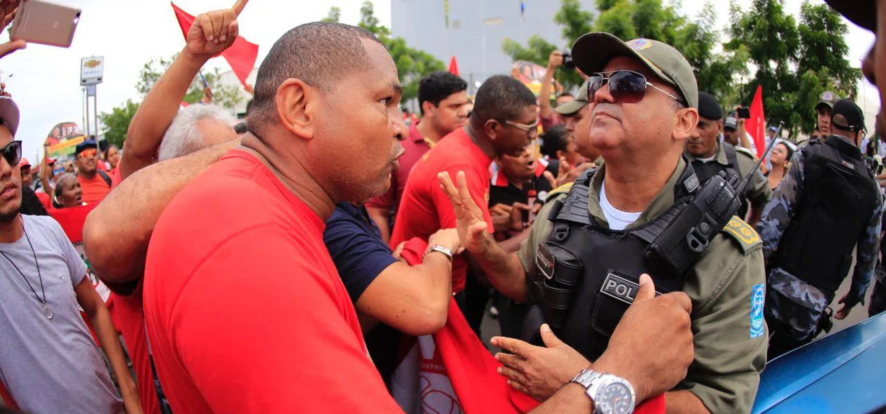 Polícia Militar tentando conter manifestantes na frente da Justiça Federal
