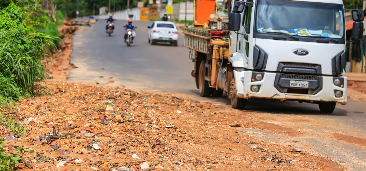 Tráfego na avenida está comprometido