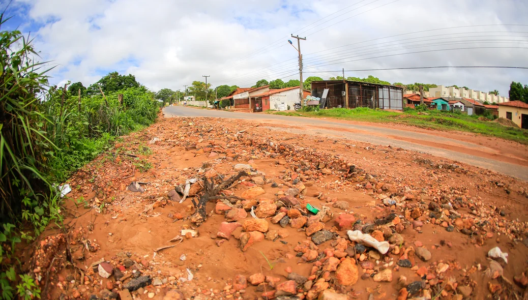 Trecho da avenida está quase bloqueado