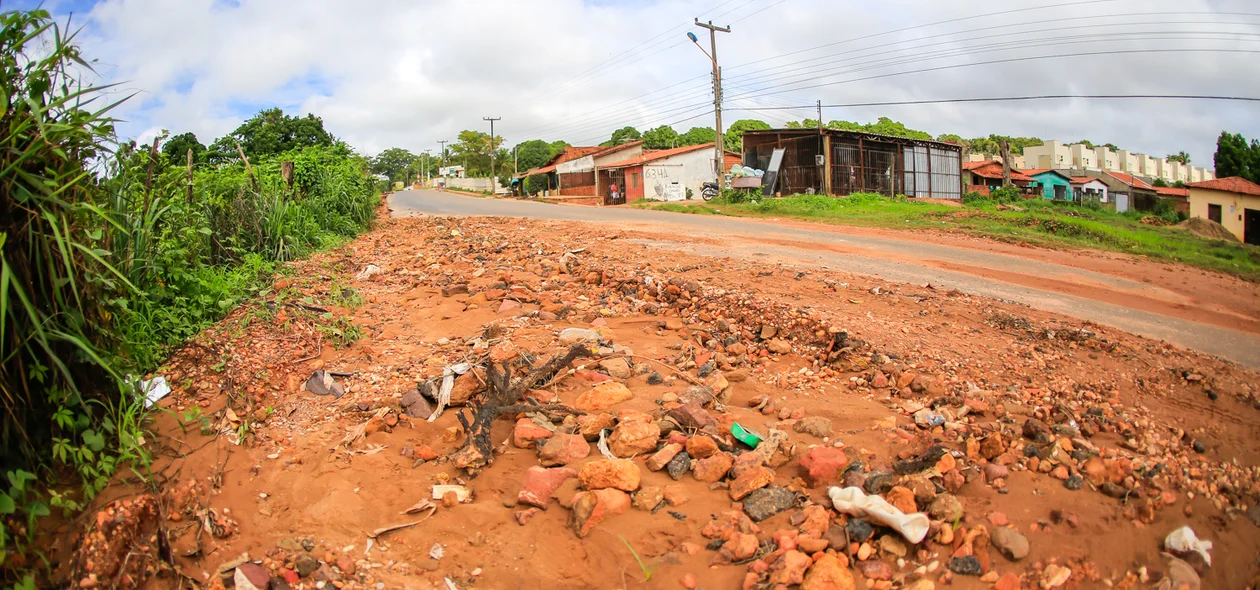Trecho da avenida está quase bloqueado