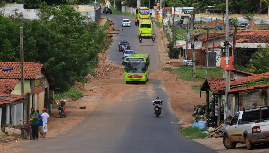 Veículos precisam desviar de acúmulo de terra na via