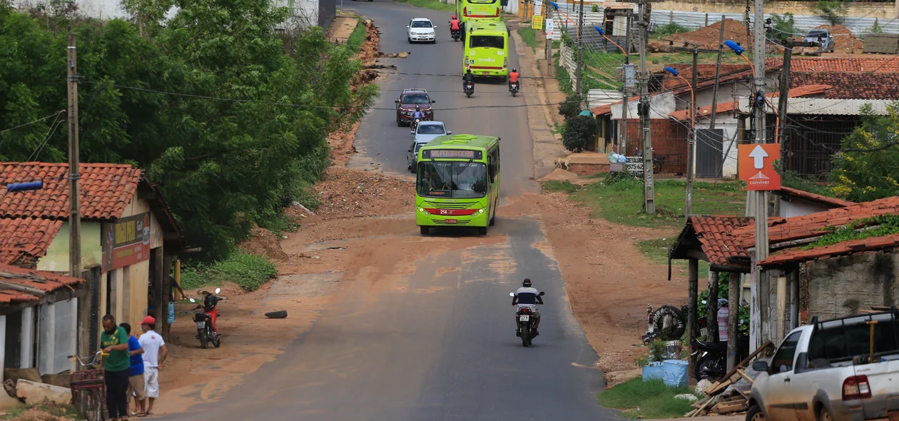 Veículos precisam desviar de acúmulo de terra na via