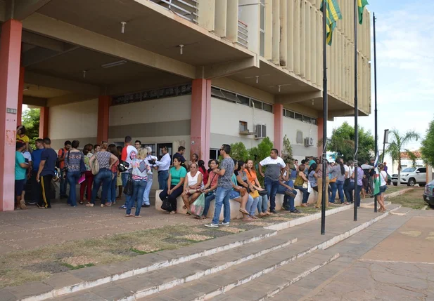 Servidores municipais acampam em frente à Prefeitura de Picos
