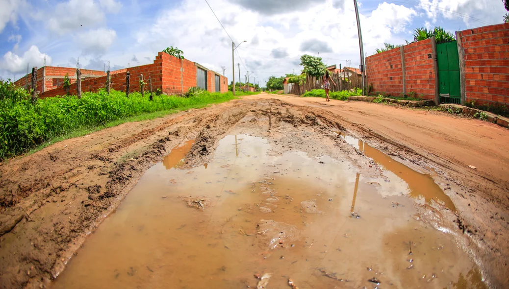 Buraco toma conta da rua no loteamento Santa Teresinha