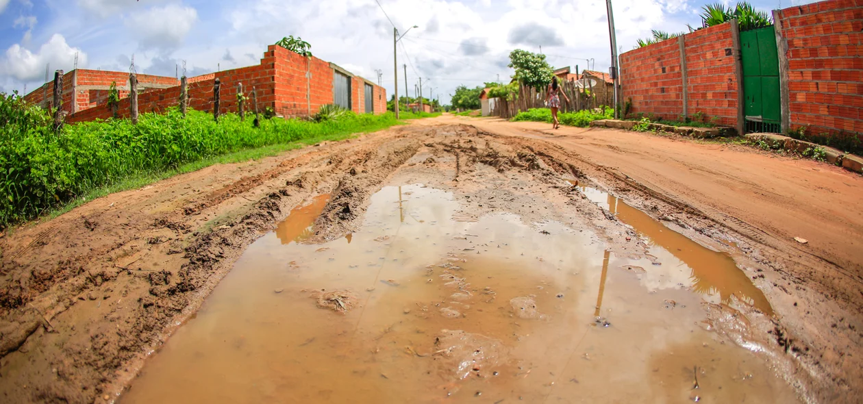 Buraco toma conta da rua no loteamento Santa Teresinha