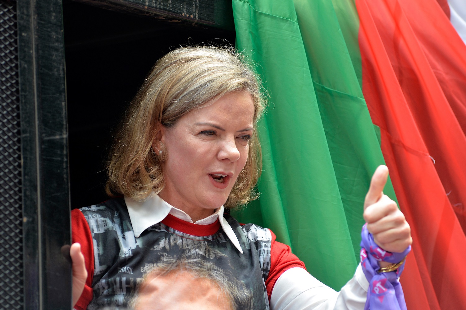 Gleisi Hoffmann discursa durante Ato das Mulheres pela Democracia em Defesa de Lula