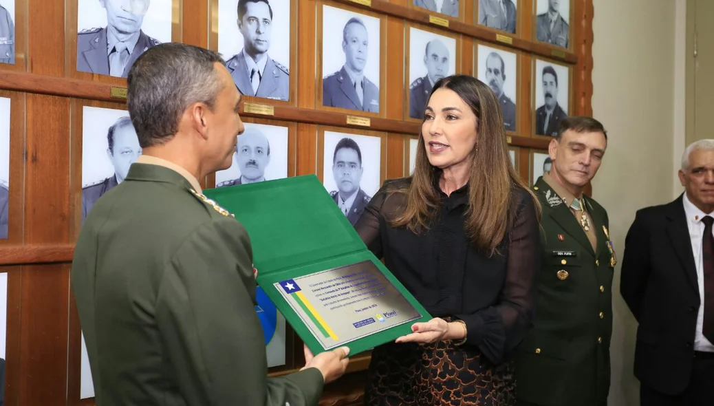 Margarete Coelho entrega homenagem ao coronel Alessandro Silva