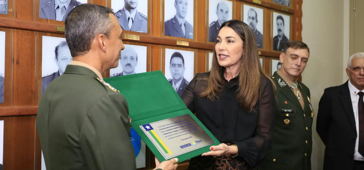 Margarete Coelho entrega homenagem ao coronel Alessandro Silva