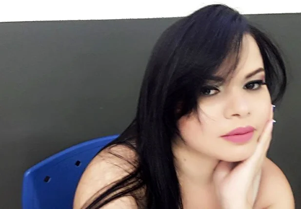 Recepcionista Cristiane Paz
