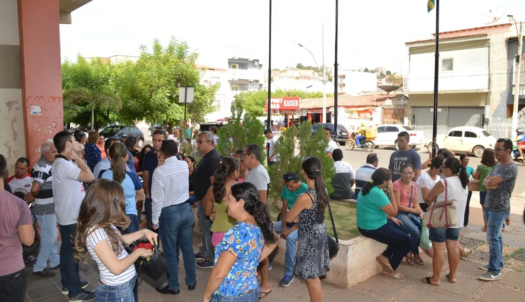Servidores acampam no pátio da Prefeitura de Picos