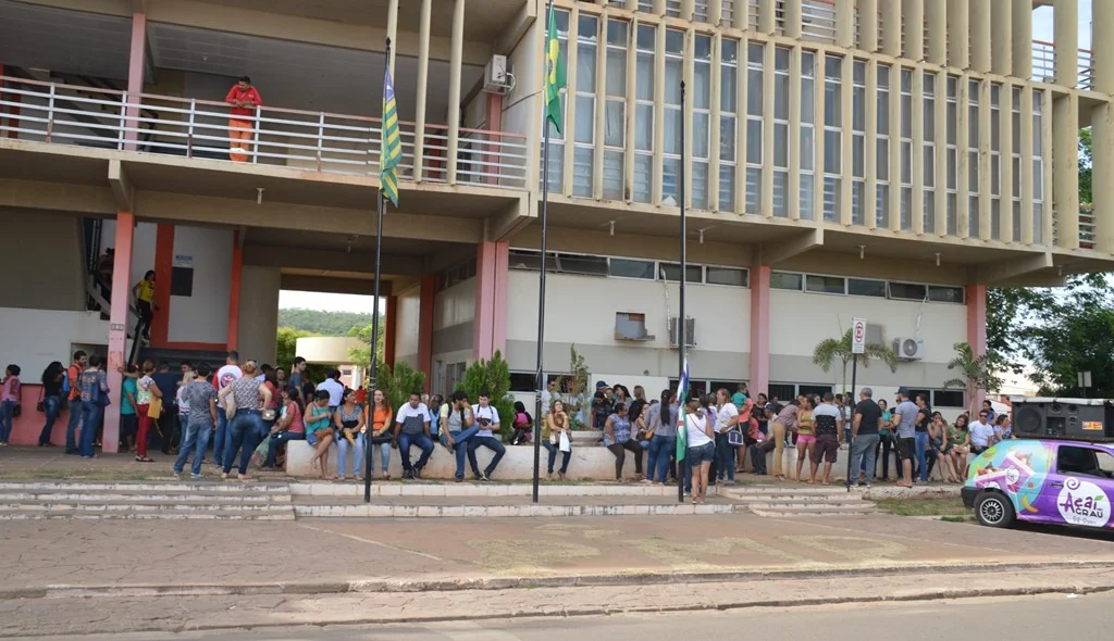 Servidores acampam em frente a Prefeitura de Picos