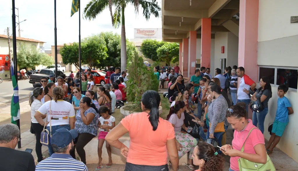 Servidores cobram pagamento dos seus salários