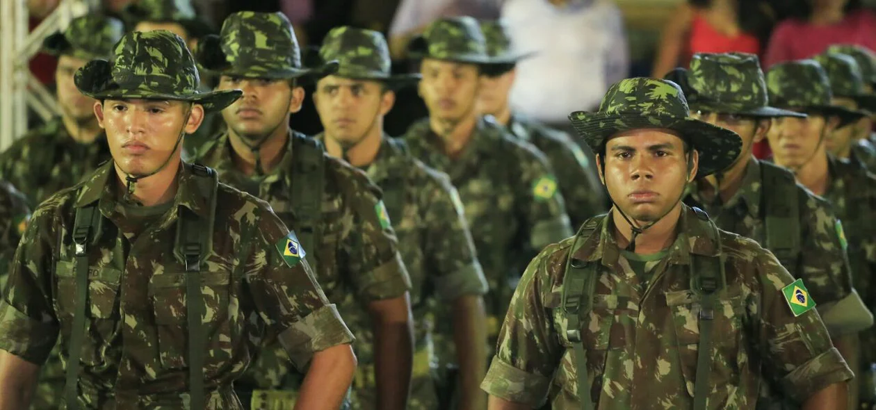Soldados do 2º BEC