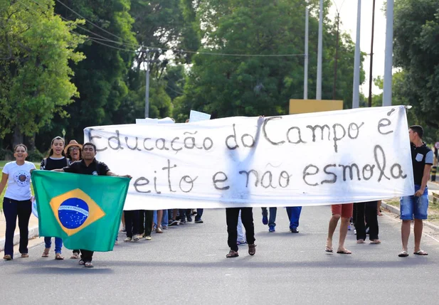 Estudantes fazem manifestação em frente a reitoria da UFPI