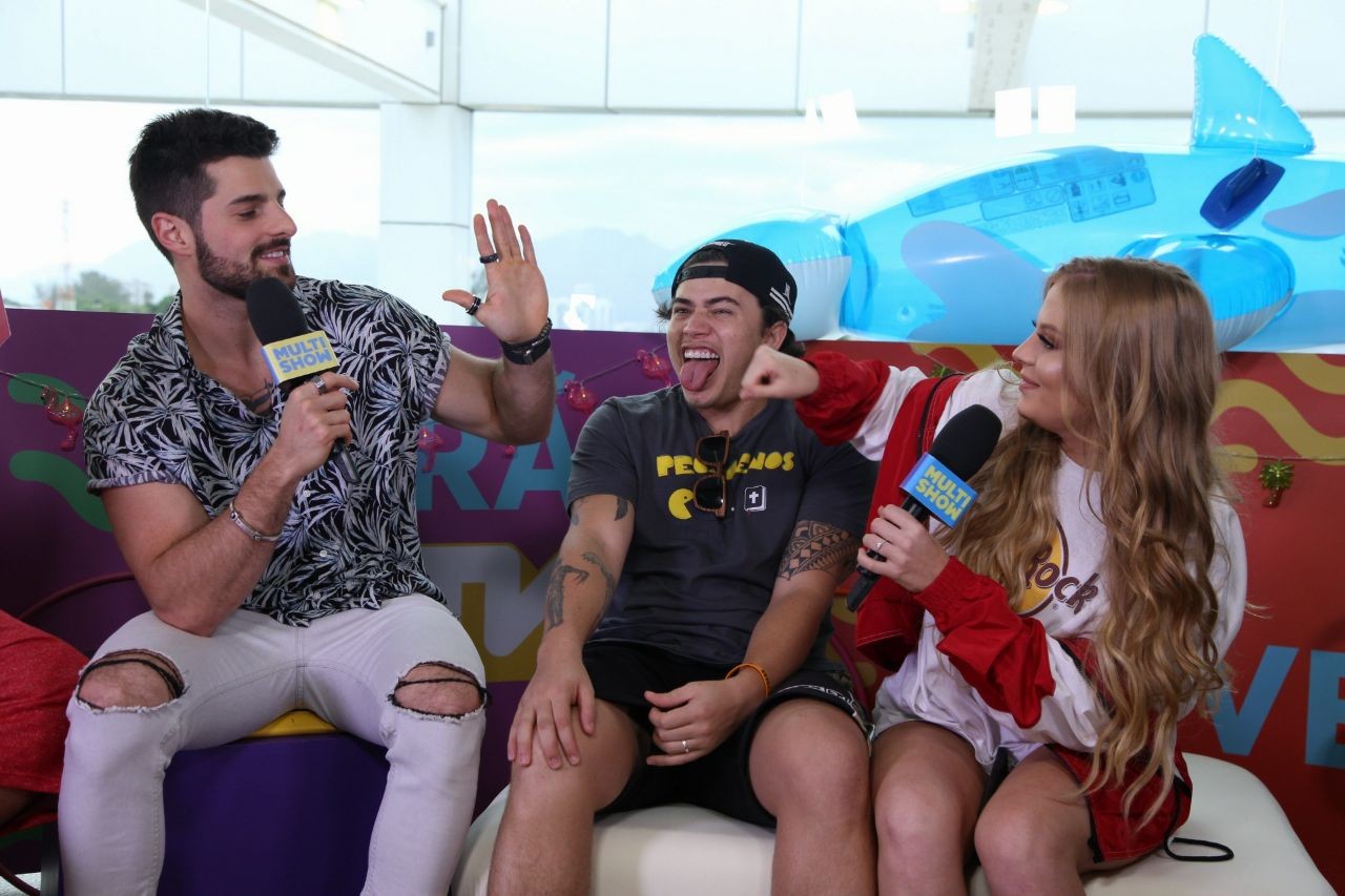 Dj Alok junto com Whindersson Nunes e Luisa Sonza durante entrevista