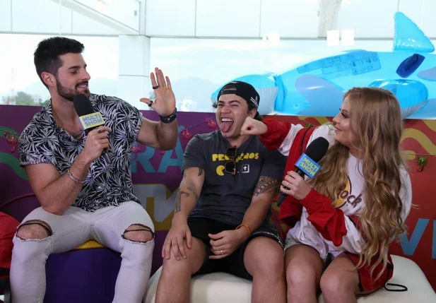 Dj Alok junto com Whindersson Nunes e Luisa Sonza durante entrevista