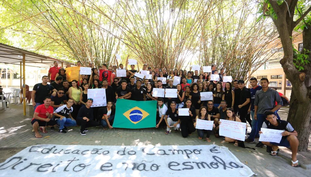 Estudantes fazem ato de silêncio na reitoria da UFPI em Teresina