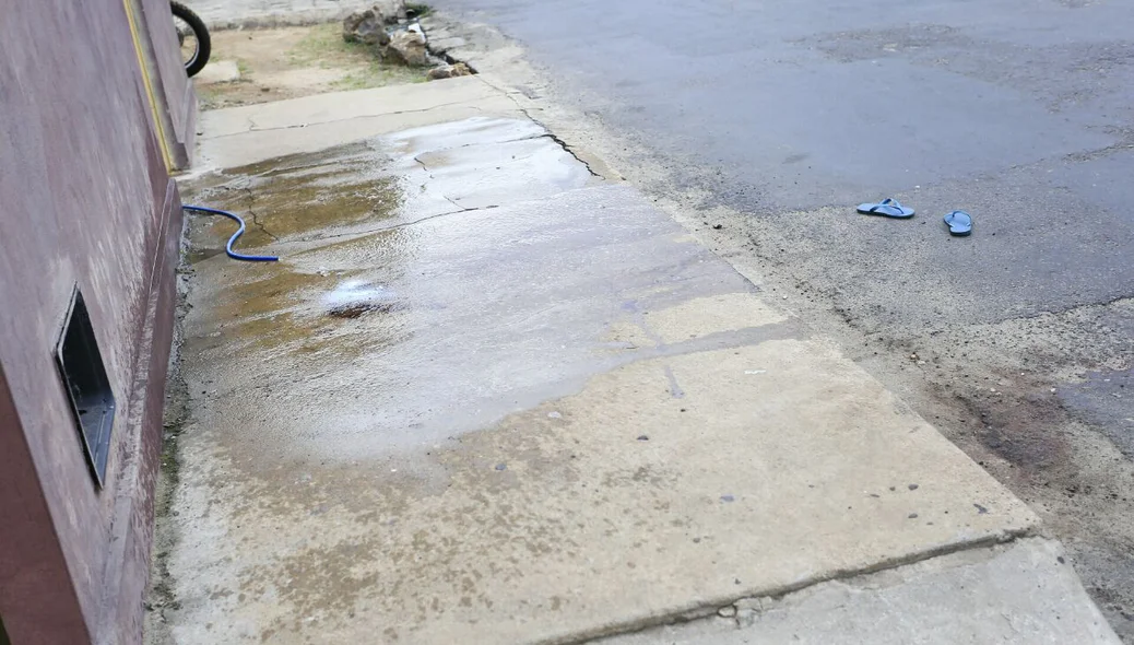 Moradores limpam calçada suja de sangue