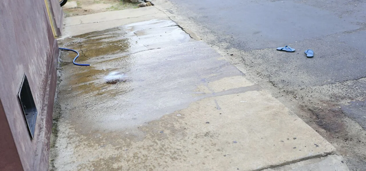 Moradores limpam calçada suja de sangue