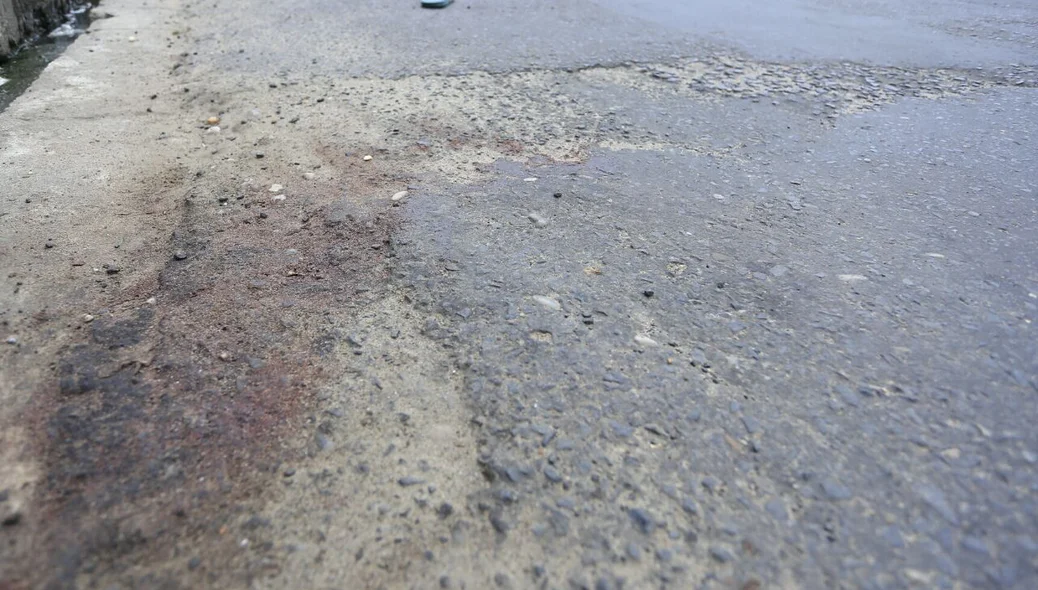 No asfalto é possível observar marcas de sangue 