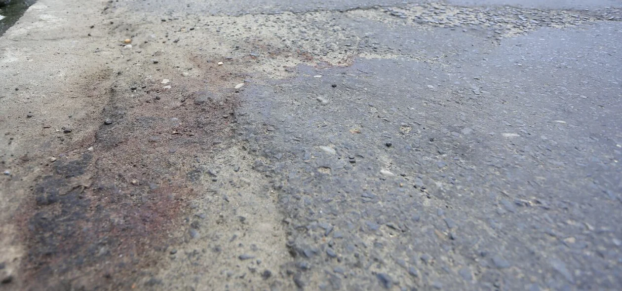 No asfalto é possível observar marcas de sangue 
