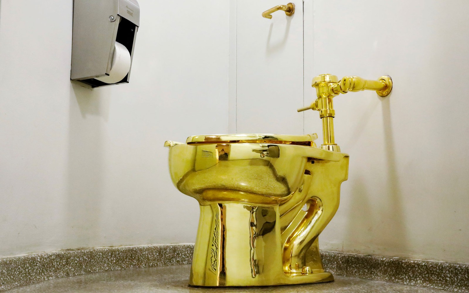 Vaso Sanitário de ouro com o título América, obra do artista italiano Maurizio Cattelan
