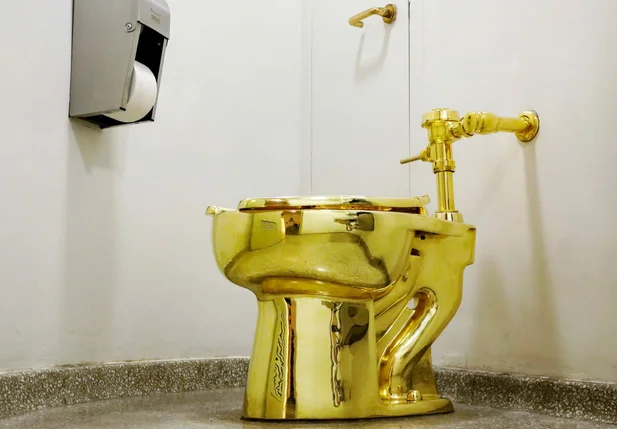 Vaso Sanitário de ouro com o título América, obra do artista italiano Maurizio Cattelan