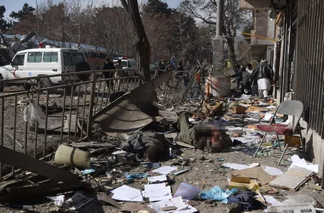 Atentado com carro-bomba deixa dezenas de pessoas mortas no Afeganistão