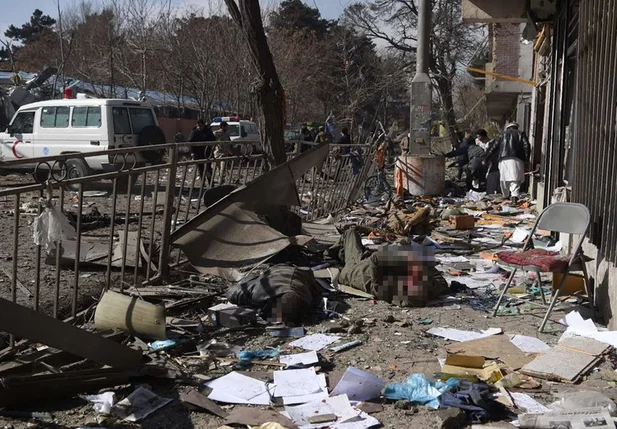 Atentado com carro-bomba deixa dezenas de pessoas mortas no Afeganistão