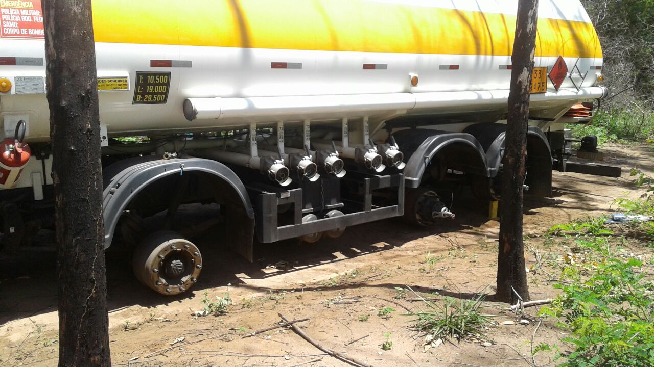 Bandidos levaram 13 pneus do caminhão