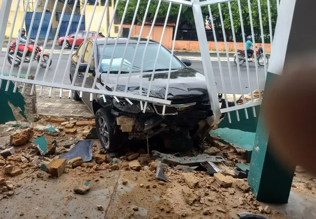 Carro invade escola na zona sul de Teresina