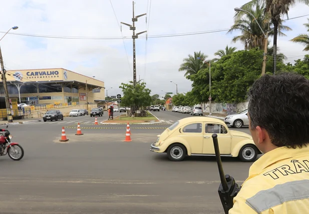Cruzamento entre as avenidas Barão de Gurgueia e Gil Martins na Capital