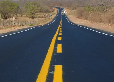 Estrada onde ocorreu o capotamento do veículo