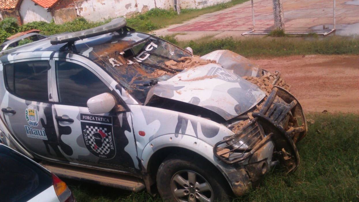 Viatura da Polícia Militar que invadiu a marcenaria em Floriano