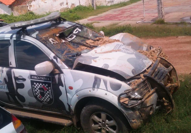 Viatura da Polícia Militar que invadiu a marcenaria em Floriano