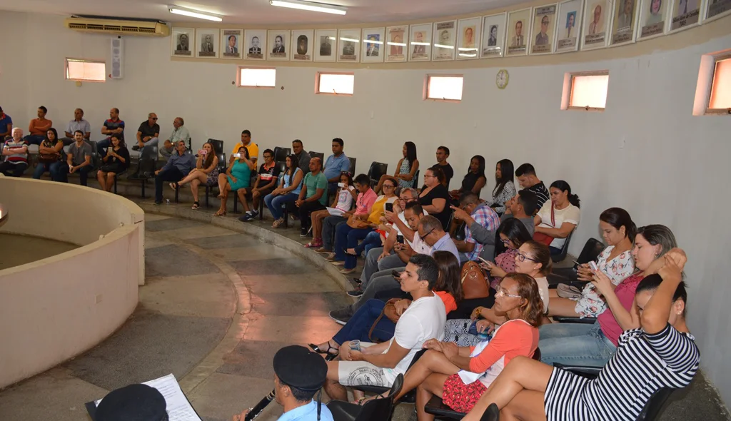 Convidados lotam galerias da Câmara