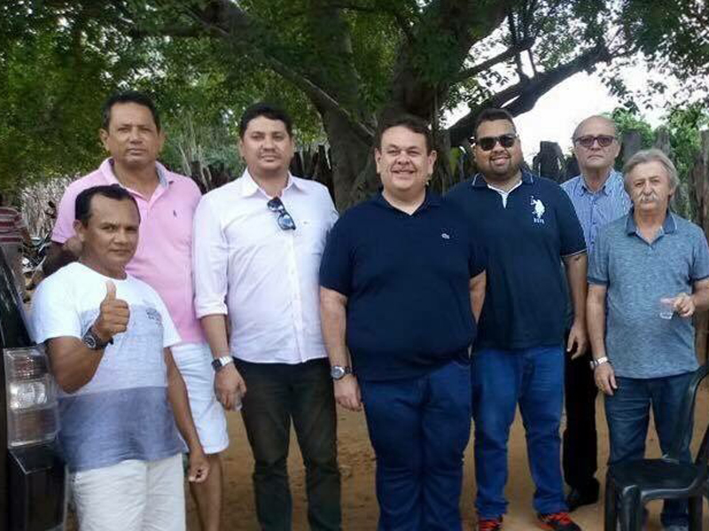 Deputado Silas Freire e o filho Stanley Freire participaram de entrega de kits em Floriano
