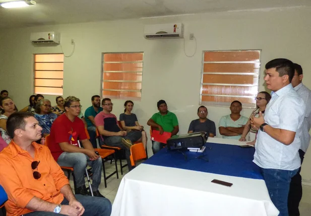 Equipe discute estratégia para o ano letivo em Cocal