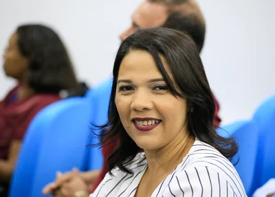 Ana Célia, Prefeita de Cocal de Telha no encontro dos poderes para planejar ações estratégicas nas administrações municipais 