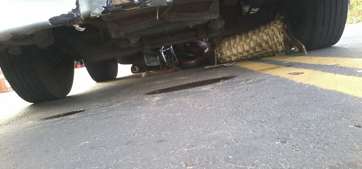 Capacete de motociclista fica embaixo do caminhão