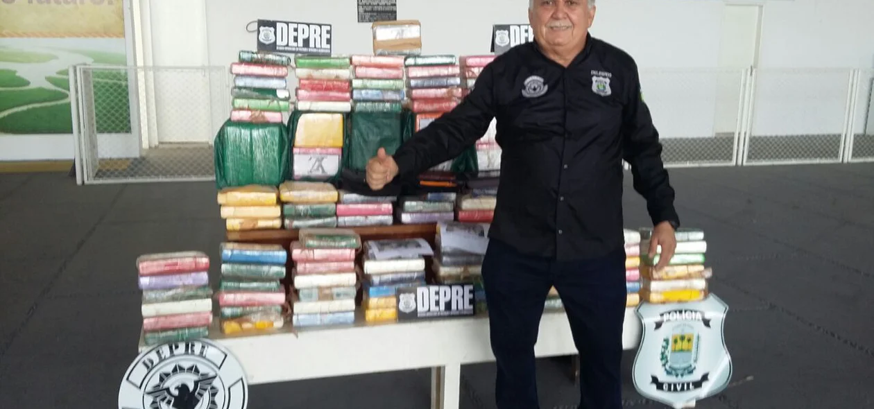 Coordenador da Depre, delegado Menandro Pedro, ao lado de 300 kg de droga apreendida pela PM