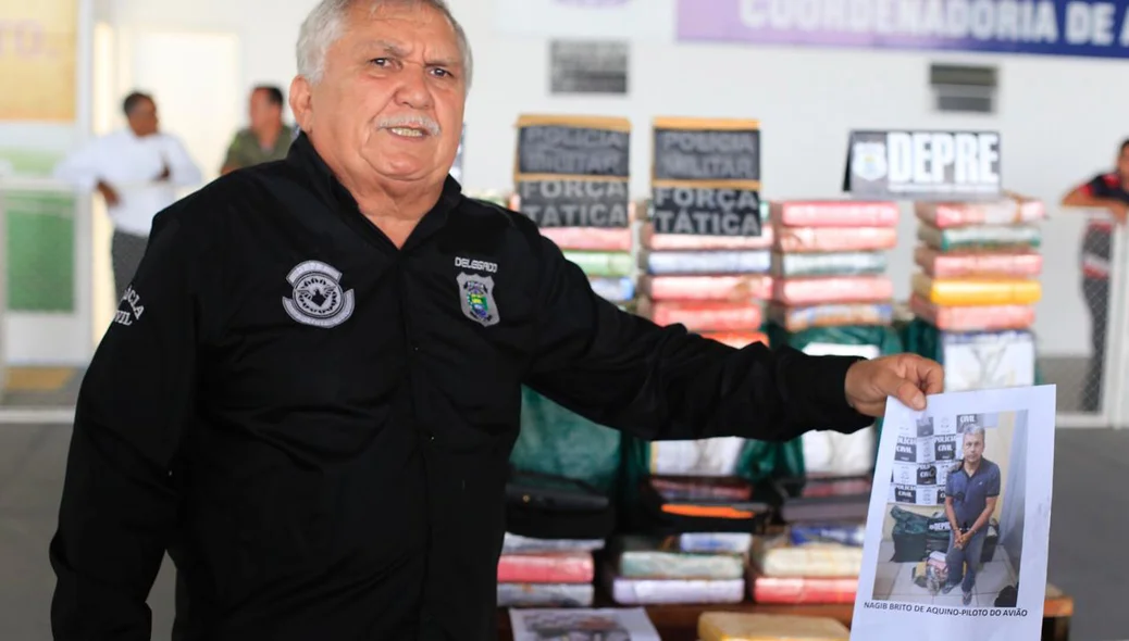 Delegado Menando Pedro mostra a fotografia de um dos suspeitos presos pela PM com 300 kg de cocaína