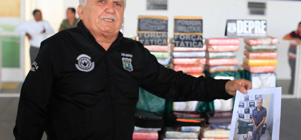 Delegado Menando Pedro mostra a fotografia de um dos suspeitos presos pela PM com 300 kg de cocaína