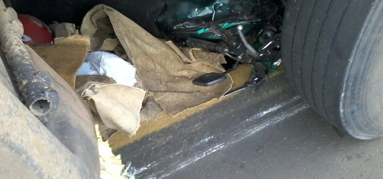 Motocicleta ficou totalmente destruída com a batida 
