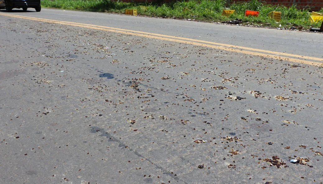 Pedaços das garrafas espalhados pela pista