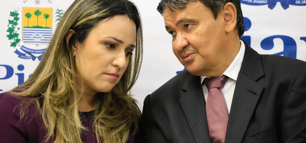 Rejane Dias e Wellington Dias conversam na solenidade no CEIR