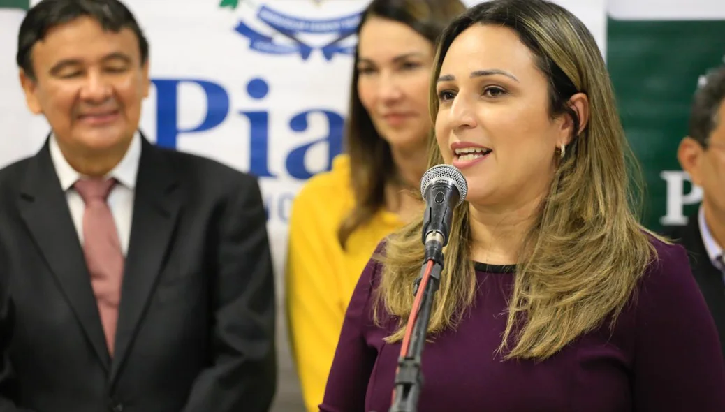Secretária Rejane Dias durante solenidade realizada no CEIR em Teresina