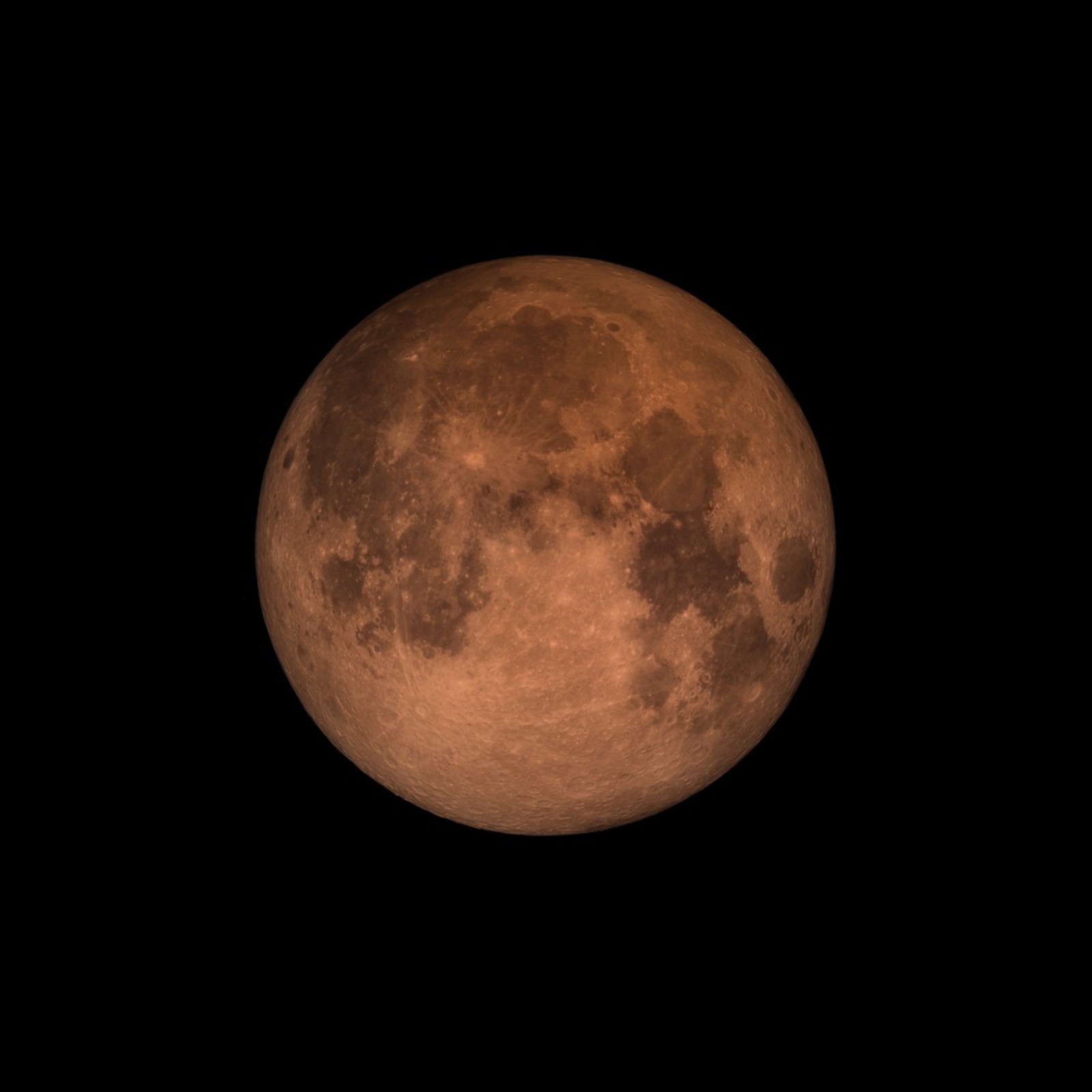 A Lua assume uma tonalidade avermelhada durante um eclipse 